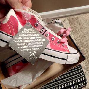 NWT Hi-Top Pink Camo Size 3